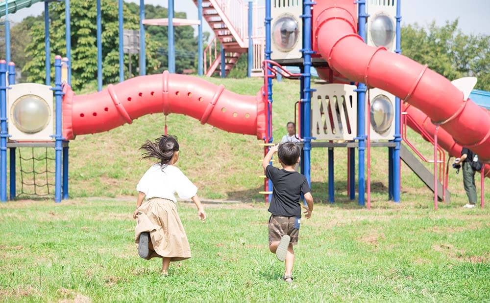 公園で遊ぶ子供