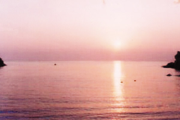 別荘前の海に沈む夕日
