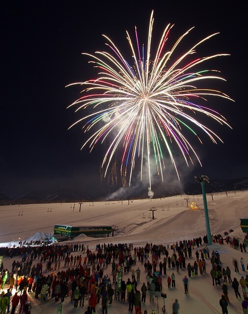 HAKUBA VALLEY最大級のイベント「栂池高原 雪の祭典」ゲレンデ花火＆たいまつ滑走【栂池高原スキー場】