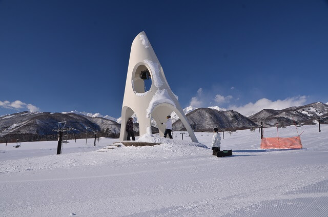 「鐘の鳴る丘 雪上餅つき大会」あつあつのつきたてお餅！【HAKUBA VALLEY栂池高原スキー場】