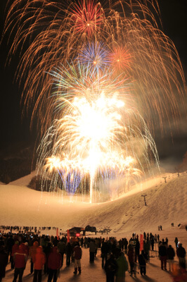 「冬の灯明夜まつり」雪上花火・たいまつ滑走【野沢温泉スキー場】