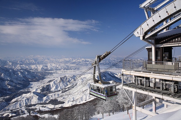 ロープウェイ山頂に「雪上酒場」が登場！【六日町八海山スキー場】