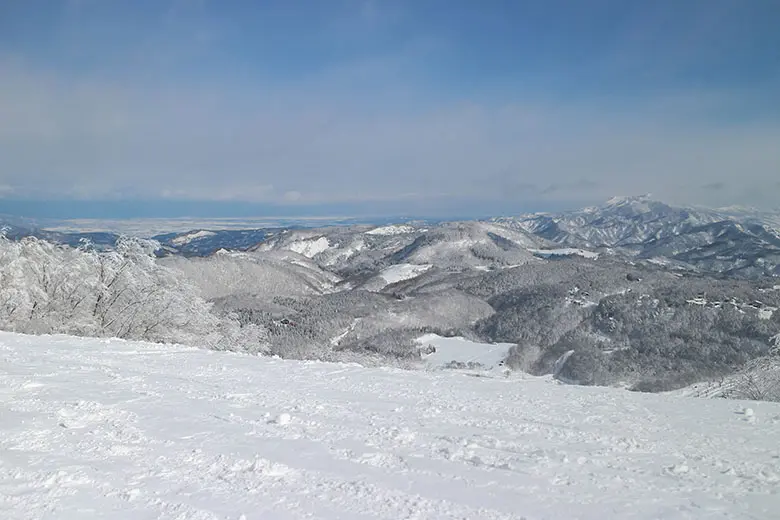 新潟県・上越国際スキー場のゲレンデから見る