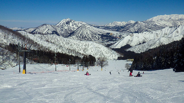 青空と雪山が美しい晴天のスキー場