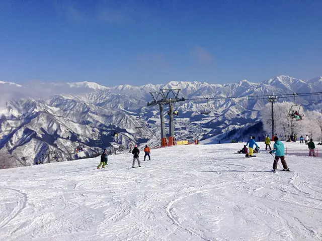 晴天のガーラ湯沢スキー場とリフトと人々（高