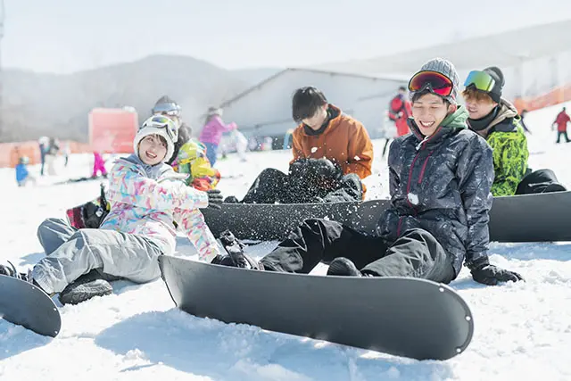 スキー場で遊ぶ大学生達