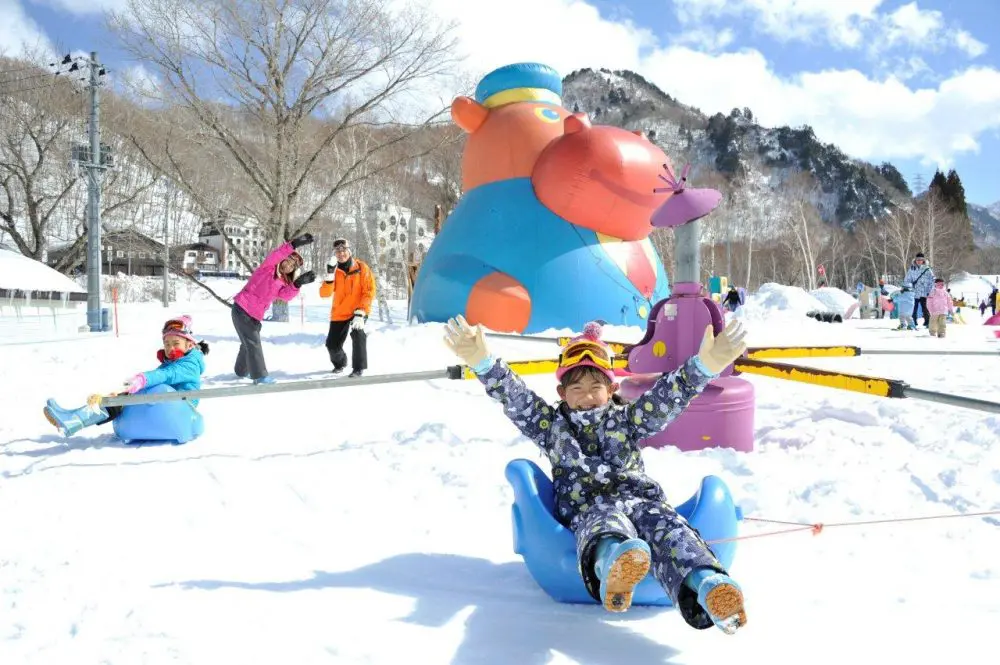 広いゲレンデでスノーモービル体験も！「苗場スキー場」（新潟県）