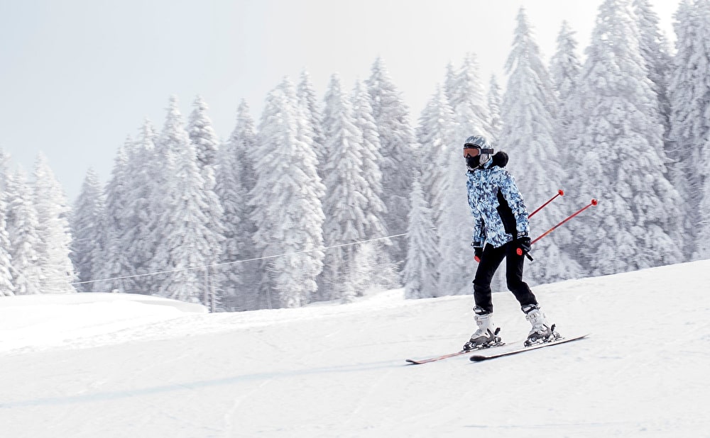 2023年最新】人気の女性スキーウェア10選！おしゃれと快適性を兼ね備え